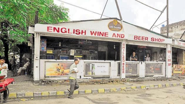 With the Supreme Court making it clear that ban on liquor sale along the highways would also apply to pubs, bars and hotels, Maharashtra would be losing yearly revenue of Rs 7,000 crore, the government said on Saturday.(HT File Photo) With the Supreme Court making it clear that ban on liquor sale along the highways would also apply to pubs, bars and hotels, Maharashtra would be losing yearly revenue of Rs 7,000 crore, the government said on Saturday.(HT File Photo)