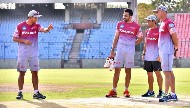 Delhi Daredevils mentor Rahul Dravid (L) talks to skipper Zaheer Khan and head coach Paddy Upton. (DD)