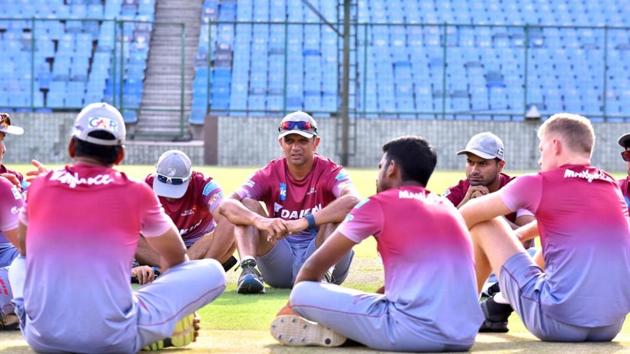 Mentor Rahul Dravid talks to Delhi Daredevils players after their practice session. (DD)