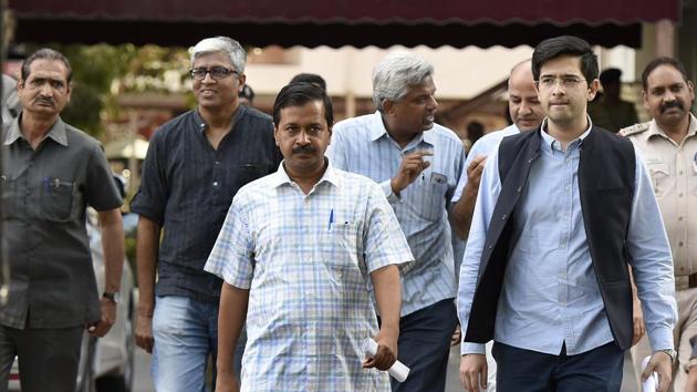 Delhi CM Arvind Kejriwal with other leader’s leave at ECI headquarters after meeting the Chief Election Commissioner Nasim Zaidi.(Sonu Mehta/HT Photo)