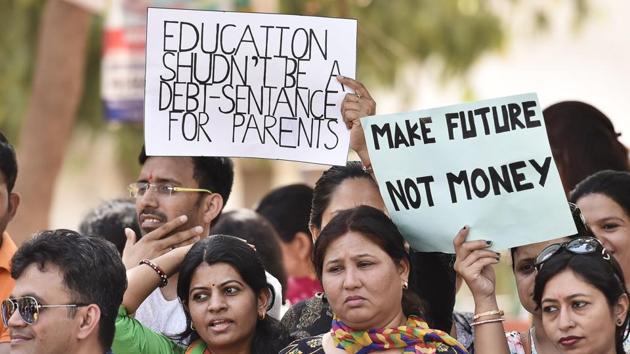 Parents and students of the Blue Bells Model School in Gurgaon’s Sector 4 held a protest on Saturday against the fee hike. (Sanjeev Verma/HT PHOTO)