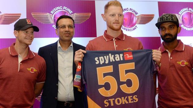 Ben Stokes unveils his Rising Pune Supergiant shirt in New Delhi on Thursday.(AFP)