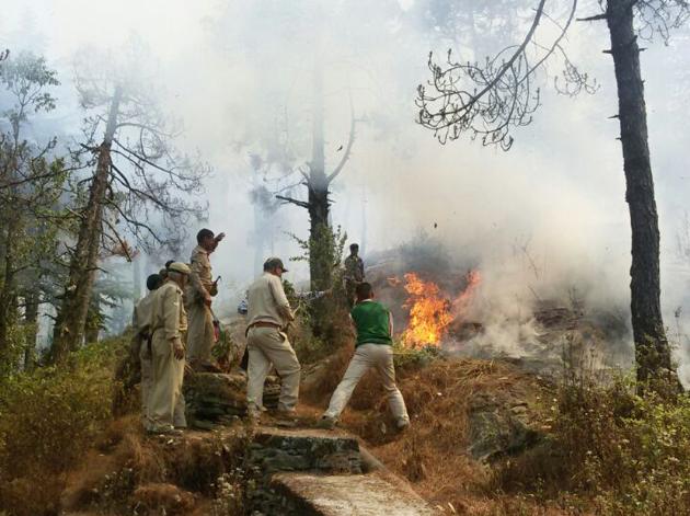 Forest guards trying to extinguish forest fire in Uttarakhand’s Pauri district.(HT Photo.)