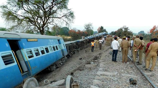 Rescue workers and officials inspect the derailed coaches of The Mahakaushal Express Train at Mahoba, 140km south-west of Kanpur.(AFP Photo)