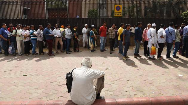 People wait outside the RBI in New Delhi to submit their demonetised banknotes on last day of currency exchange in New Delhi, on Friday, March 31, 2017.(Ravi Choudhary/HT PHOTO) People wait outside the RBI in New Delhi to submit their demonetised banknotes on last day of currency exchange in New Delhi, on Friday, March 31, 2017.(Ravi Choudhary/HT PHOTO)