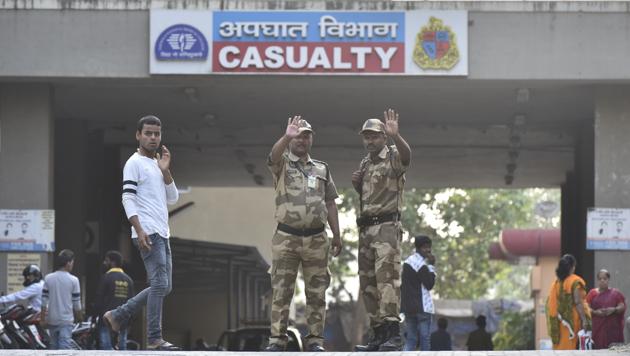 Guards deployed outside BMC's Nair Hospital at Bombay Central on Saturday.(Anshuman Poyrekar/HT Photo)