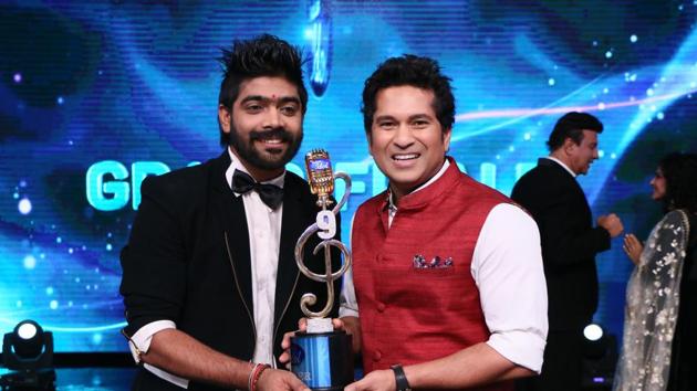 LV Revanth poses with Sachin Tendulkar after winning Indian Idol 9 singing reality show.