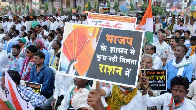 Opposition parties and farmers shout slogans during "Kisan Karjmafi Sangharsh Yatra" in Nagpur on March 30, 2017.(Sunny Shende/HT)