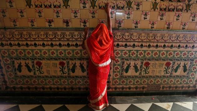 A woman prays as she touches the wall of a temple during Navratri festival in Kolkata, India March 31, 2017. (Rupak De Chowdhuri/REUTERS)