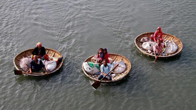 Fishermen paddle their boats as they carry their family members in the waters of Vembanad Lake in Kochi, India on March 27, 2017. (Sivaram/REUTERS)
