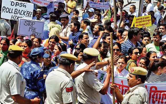 The protesting parents submitted a memorandum of their demands to the divisional commissioner on Sunday. They also alleged that police had roughed up some of them. (Parveen Kumar/HT Photo) The protesting parents submitted a memorandum of their demands to the divisional commissioner on Sunday. They also alleged that police had roughed up some of them. (Parveen Kumar/HT Photo)
