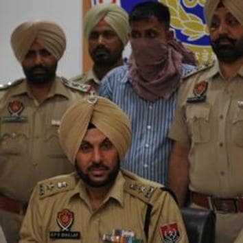 Police officials presenting murder accused Balihar Ram in a press conference , in Jalandhar.(Pardeep Pandit/HT)