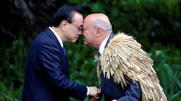 Chinese Premier Li Keqiang hongis shares a traditional New Zealand Maori welcome, with Piri Sciascia during an official welcoming ceremony at Government House in Wellington, New Zealand on March 27, 2017. (Anthony Phelps/REUTERS)
