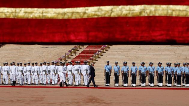 Malaysia's Prime Minister Najib Razak inspects the guard of honour during his ceremonial reception at the forecourt of India's Rashtrapati Bhavan presidential palace in New Delhi, India on April 1, 2017. (Adnan Abidi/REUTERS)