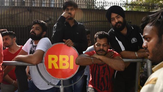 NRIs and others wait outside RBI in New Delhi to submit their old banknotes on the last day of currency exchange after demonetization on March 31, 2017. (Ravi Choudhary/HT PHOTO)