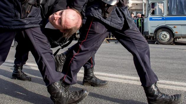 Police officers detain a man during an unauthorised anticorruption rally in central Moscow on March 26, 2017. Thousands of Russians demonstrated across the country on March 26 to protest at corruption, defying bans on rallies which were called by prominent Kremlin critic Alexei Navalny -- who was arrested along with scores of others. Navalny called for the protests after publishing a detailed report this month accusing Prime Minister Dmitry Medvedev of controlling a property empire through a shadowy network of non-profit organisations. (Alexander Utkin/AFP)