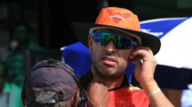 Yuvraj Singh played a hilarious prank on Sunrisers Hyderabad teammate Shikhar Dhawan on April Fool’s day.(Sportzpics)