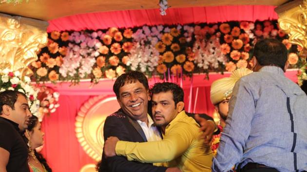Sushil Kumar greets a member in the wedding (MANOJ DHAKA/HINDUSTAN TIMES) 