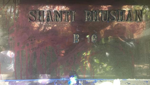 Ink was thrown at Prashant Bhushan’s house in Noida by unidentified persons on Monday afternoon at 12.30pm. (HT Photo) Ink was thrown at Prashant Bhushan’s house in Noida by unidentified persons on Monday afternoon at 12.30pm. (HT Photo)