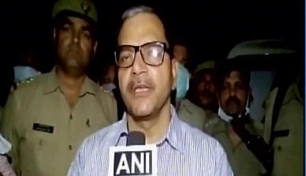 Officials and police personnel at the site of the cold storage in Fatehpur’s Jahanabad.(ANI Twitter) Officials and police personnel at the site of the cold storage in Fatehpur’s Jahanabad.(ANI Twitter)