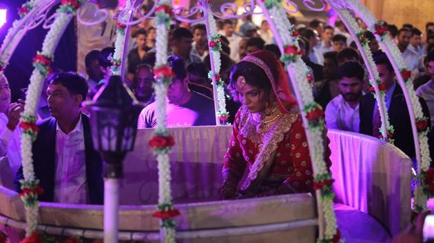 Sakshi Malik arrives for the wedding ceremony. (MANOJ DHAKA/HINDUSTAN TIMES) 