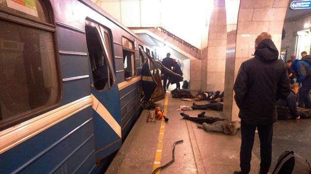 Blast victims lie near a subway train hit by a explosion at the Tekhnologichesky Institut subway station in St.Petersburg, Russia, Monday, April 3, 2017. (AP Photo) Blast victims lie near a subway train hit by a explosion at the Tekhnologichesky Institut subway station in St.Petersburg, Russia, Monday, April 3, 2017. (AP Photo)