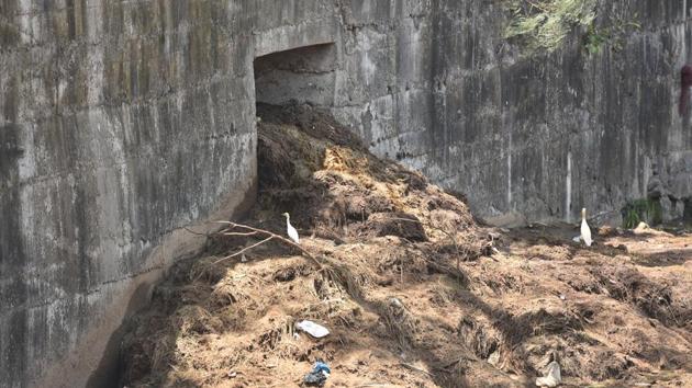 The major contributing factors for Mumbai’s litter are from recreational and religious activities and fishing, the study said. (Pratham Gokhale/HT Photo)