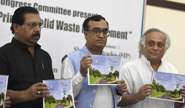 Delhi Congress president Ajay Maken (centre). The party is releasing blueprints of its plans for several areas such as garbage collection and environment for the municipal elections.(Sonu Mehta/HT Photo)