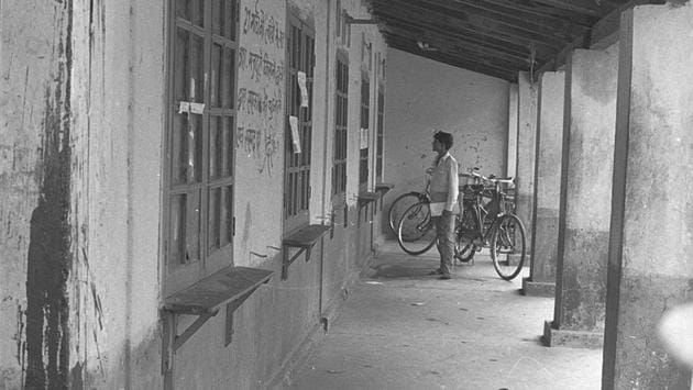 A view of the post office in Connaught Place in 1973 before it was incorporated in one of the blocks. (KK Chawla/HT Photo)