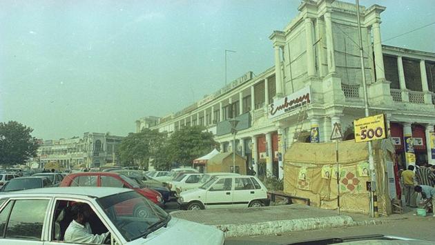 Corner of D Block with a board of the Embassy restaurant before the turn of the century in 1999. Connaught Place underwent extensive renovation in the run up to the Commonwealth Games in 2010. (GIrish Srivastava/ht photo)