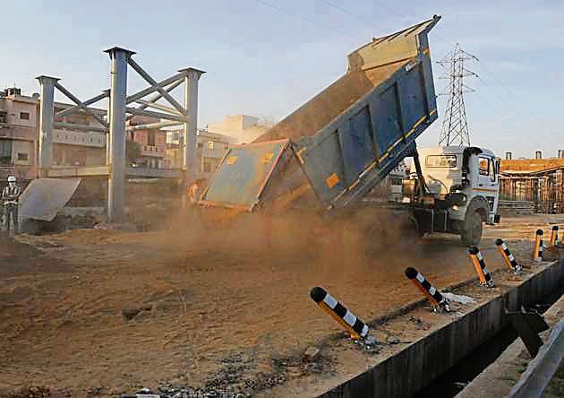 The deputy commissioner of Gurgaon ordered the state pollution control board to carry out the checks. (Parveen Kumar/HT Photo) The deputy commissioner of Gurgaon ordered the state pollution control board to carry out the checks. (Parveen Kumar/HT Photo)
