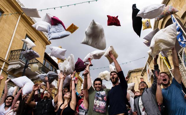 Pillow fight in Faneromeni Square in the old city of the capital Nicosia, on International Pillow Fight . Iakovos Hatzistavrou (Iakovos Hatzistavrou / AFP)