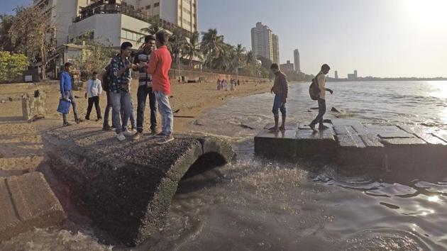 The scene is not different at Dadar beach either. (Pratik Chorge/HT Photo)