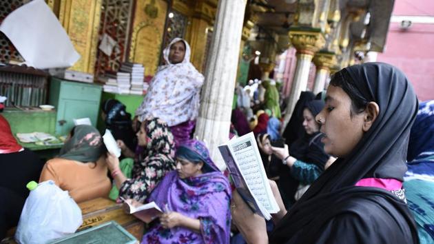 Women devotees offering prayers at the shrine of Sufi saint Hazrat Khwaja Syed Nizamuddin Auliya. (Burhaan Kinu/HT PHOTO)