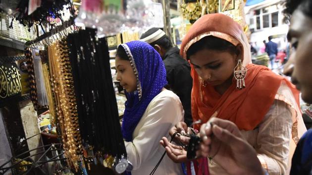 Visitors to the shrine buy religious items and trinkets at the shrine of Sufi saint Hazrat Khwaja Syed Nizamuddin Auliya. (Burhaan Kinu/HT PHOTO)
