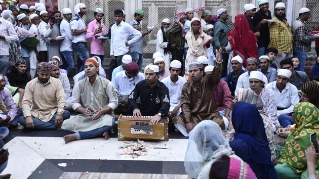 Sufi Qawali singers sing Qawalis in the compound of the shrine. (Burhaan Kinu/HT PHOTO)