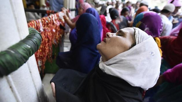 A woman devotee in a state of fervour offers prayers at the shrine of Sufi saint Hazrat Khwaja Syed Nizamuddin Auliya. (Burhaan Kinu/HT PHOTO)