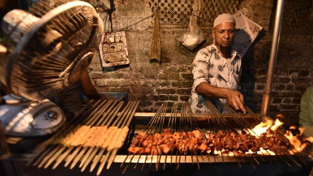 A vendor sells kebabs to visitors and pilgrims visiting the Nizamuddin dargah. (Burhaan Kinu/HT PHOTO)