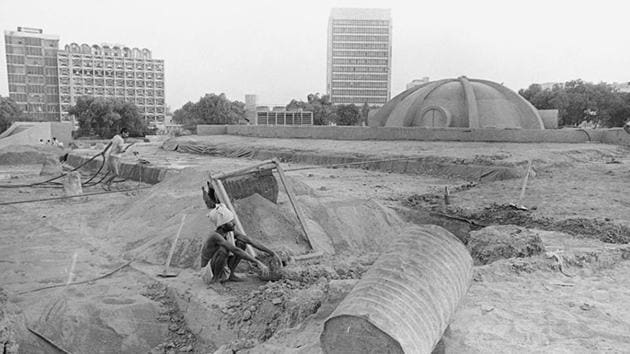 Construction on at the underground Palika Bazaar in 1970 with an unrecognizable skyline. (Ajit Kumar/Ht Photo)