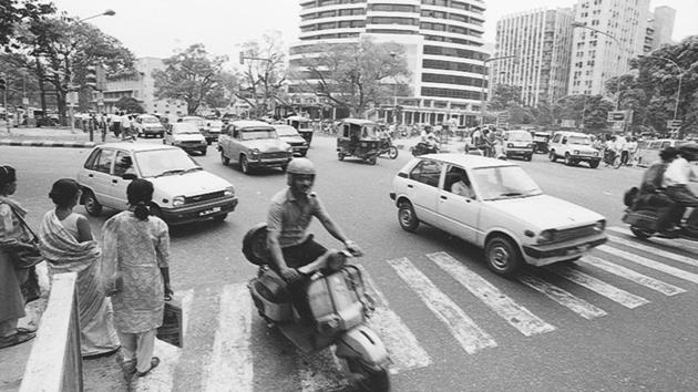 Traffic intersection at Outer Circle in Connaught Place 1994, near Gopaldas building on Barakhamba Road. (dinesh kumar/Ht Photo)