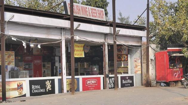 Punjab excise department had apprehended removal of 1,500 liquor shops and bars on the highways. (HT File Photo/used only for representation) Punjab excise department had apprehended removal of 1,500 liquor shops and bars on the highways. (HT File Photo/used only for representation)