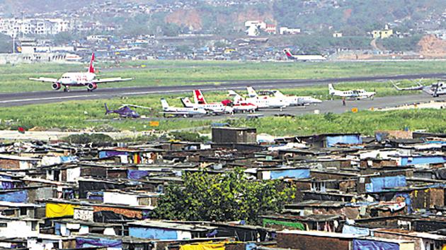 While the top four districts, including Mumbai and Thane, have witnesses a 47% rise in per capital income in four years, the growth in the districts with the lowest income is 32%.(HT)