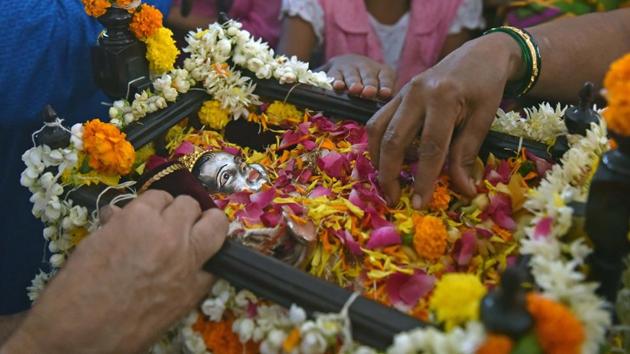 Devotees catch a glimpse of the idol at a temple in Oshiwara. (Pratham Gokhale/HT Photo) 