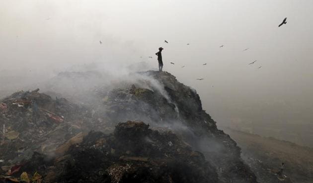 Garbage burning at Bhalswa landfill in Delhi. An online petition has urged the contestants in the April 23 municipal polls to come up with a manifesto for the environment.(Sanchit Khanna/HT Photo)