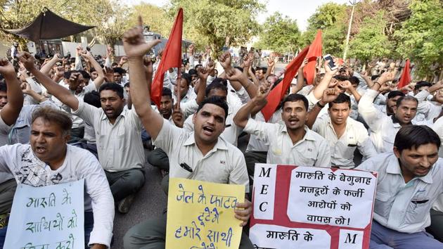 Members of the Maruti Suzuki Mazdoor Sangh staged a protest at Kamla Nehru Park near the deputy commissioner’s office in Gurgaon. (Sanjeev Verma/HT Photo) Members of the Maruti Suzuki Mazdoor Sangh staged a protest at Kamla Nehru Park near the deputy commissioner’s office in Gurgaon. (Sanjeev Verma/HT Photo)