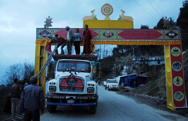 Workers preparing a welcome gate near Tawang in Arunachal Pradesh .The Dalai Lama was to arrive at Lumla near Tawang at 9.30am on Tuesday but because of heavy rain in Guwahati in neighbouring Assam his helicopter couldn’t take off. (HT photo)