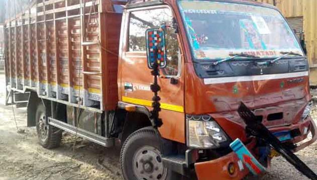 The speeding truck, which rammed a stationary van near Jewar on the Yamuna expressway late Monday night.(HT Photo) The speeding truck, which rammed a stationary van near Jewar on the Yamuna expressway late Monday night.(HT Photo)
