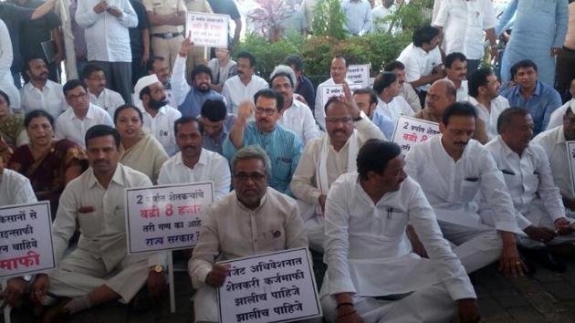 Opposition parties demand farm-loan waiver outside Vidhan Bhavan.(Anshuman Poyrekar)