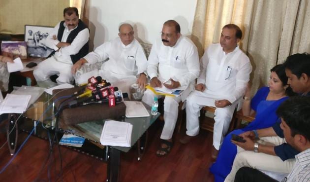 Former Delhi minister Mangat Ram Singhal with other senior Congress leaders at a press conference in New Delhi on Wednesday.(HT Photo)