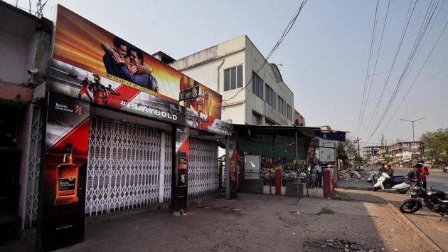 A liquor shop in Nagpur that was closed in keeping with a Supreme Court directive to shut liquor vends located within 500 of national and state highways across the country.(PTI/ File photo)